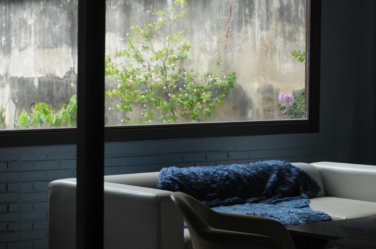 Raining Outside Hostel Bangkok Exterior photo